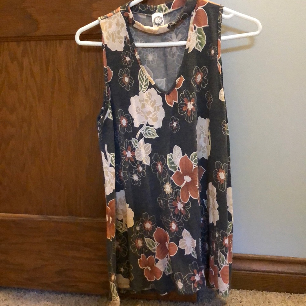 Keyhole neck sleeveless top